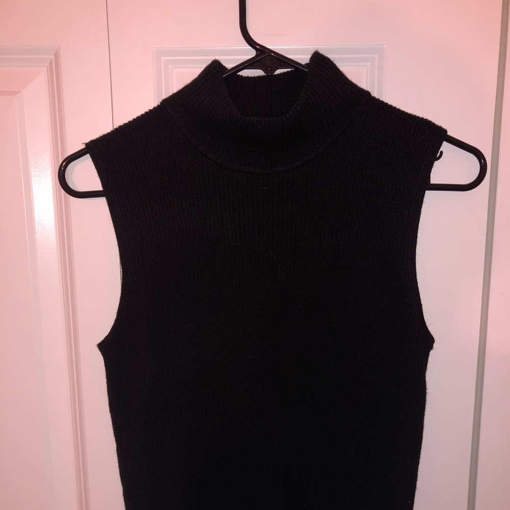 Rubbed sleeveless turtleneck